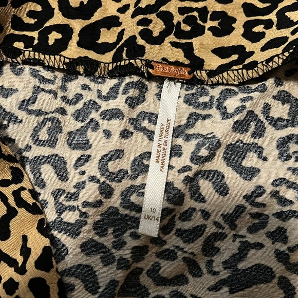 FREE PEOPLE | Leopard Mini Skirt Slit Size 10 - Picture 4 of 4